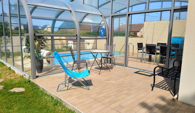 Gîte with private heated swimming pool and enclosed garden close to the sea