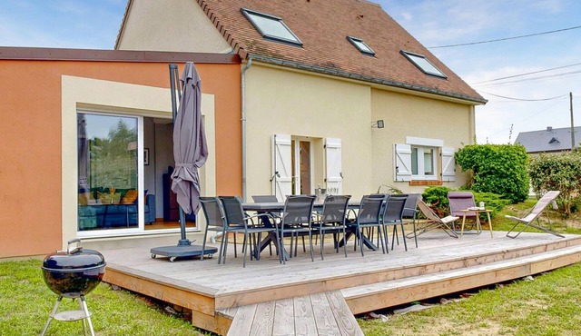Gorgeous home in Saint-Germain-sur-Ay with WiFi
