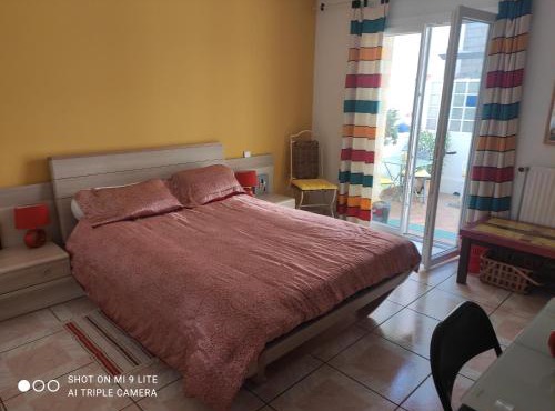 Grande chambre avec garage dans quartier historique