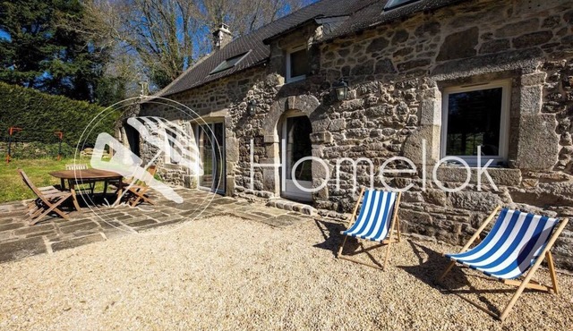 Grande maison de pierre dans un domaine privé