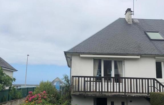 Grande maison vue sur mer