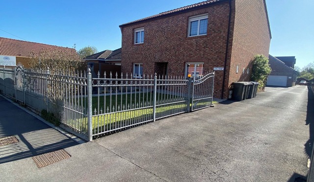 Ground-floor studio 2.5kms from town center, shops and casino.