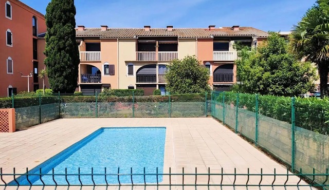 Ground-floor studio with en suite bathroom, large terrace, 2 pools, and parking 4CORO77