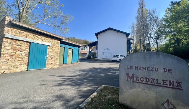 Ground floor apartment in Cambo-les-Bains, terrace, pets welcome