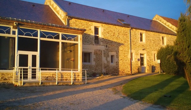 Group gîte with wellness area 25 minutes from the beaches of Normandy