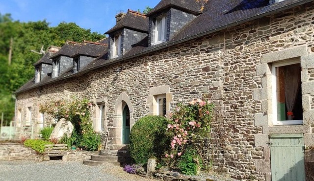 Guest House '2 Chambres Chez Alex Et Michel' with Shared Terrace, Shared Garden and Wi-Fi