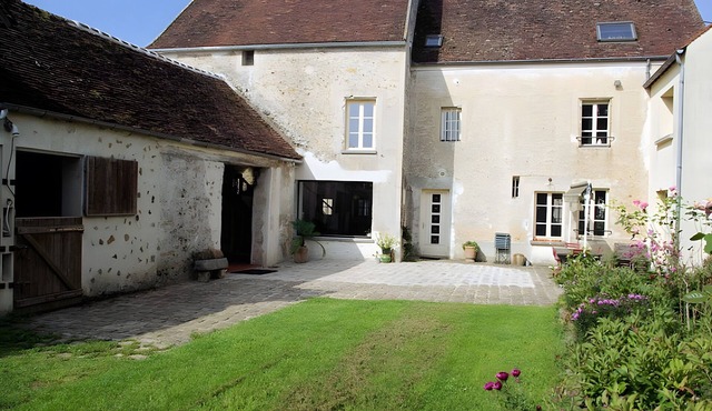 Guest Room “La Vigne Vierge - Grenier” with Shared Terrace, Garden, and Wi-Fi