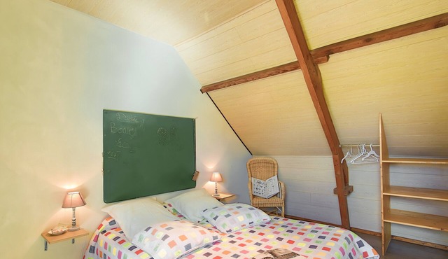 Guest Room “Chambre École” with Shared Terrace, Garden, and Wi-Fi