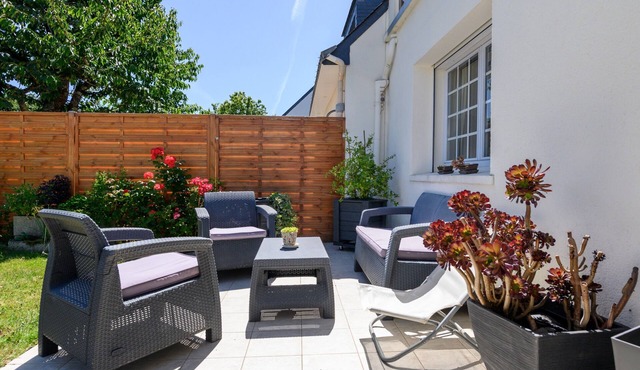 Guest Room “Un Détour Entre Mer et Campagne” with Shared Terrace, Garden, and Wi-Fi