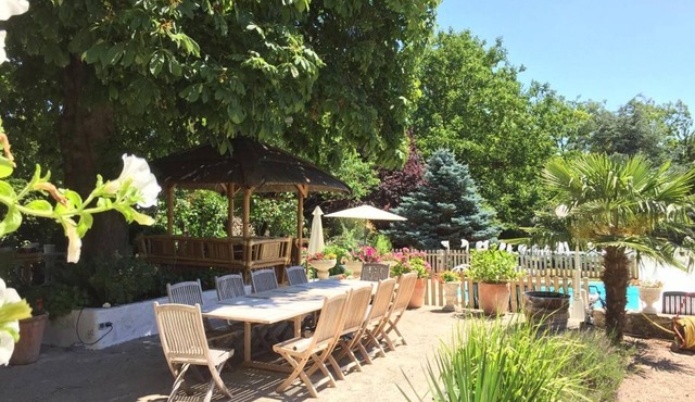 Guest rooms with pool and parking near Sologne
