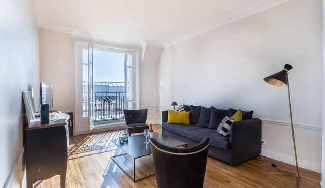 GuestReady - Designer Apartment - Eiffel Tower View!