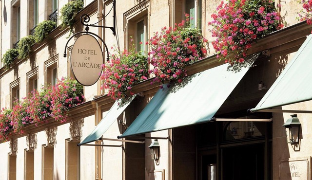 Haute Couture Living on La-Madeleine with daily maid service &a Private terrace