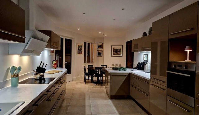 Hidden spacious family villa in the forest, close to Paris and Parc Asterix