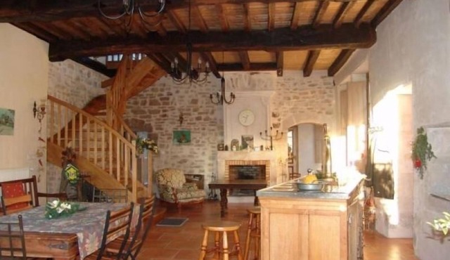 Historic XIV Century Cottage with Modern Comforts, Garden and Parking