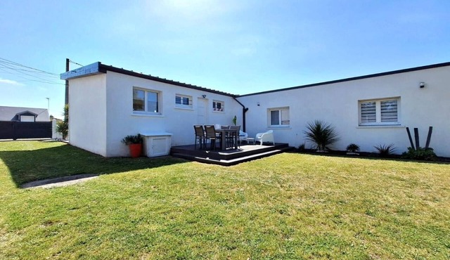 Holiday Home "La Villa Kikifil, Seaside" with Private Terrace, Garden & Wi-Fi