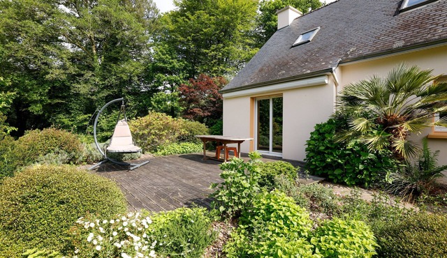 Holiday Home 'Au Milieu D'un Parc Arboré' with Private Terrace, Private Garden and Wi-Fi