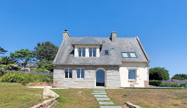Holiday Home 'Bréhat - Villa San Denn' with Sea View, Private Garden and Wi-Fi