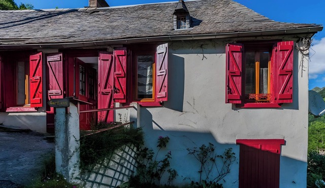 Holiday Home 'Casa De Hilhou, Vallée Du Biros' - In the Heart of the Village in the Mountains