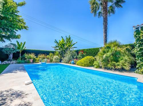 Holiday Home in Barry-d'Islemade with Pool