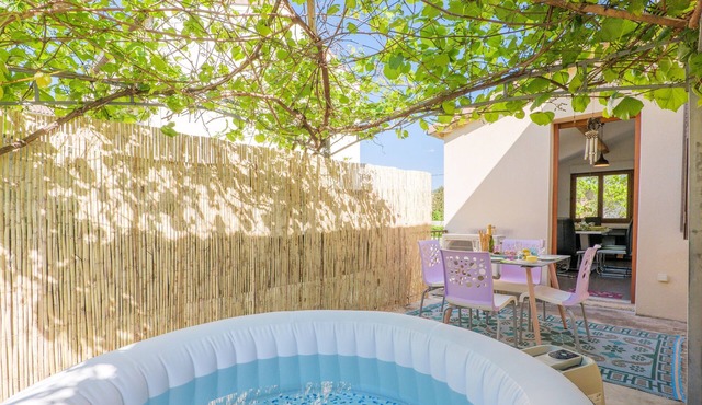 Holiday Home in Southern Ardèche with Jacuzzi, Wi-Fi, and Air Conditioning