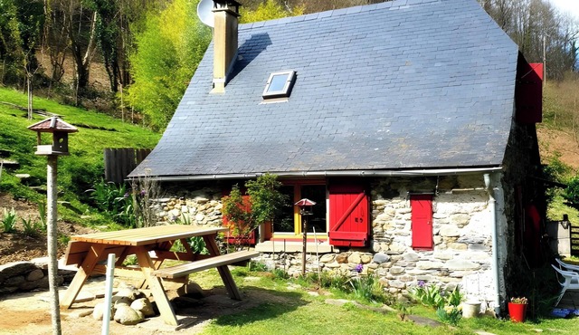 Holiday Home "La Cardabelle" – Nature Retreat in Bonac-Irazein, Private Garden, Mountain Views