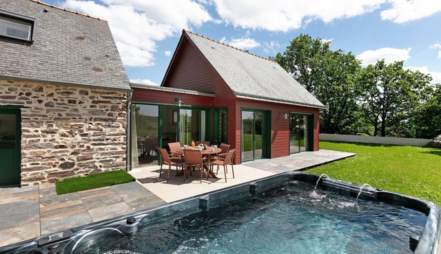 Holiday Home 'Le Petit Brécéan' with Heated Swim Spa
