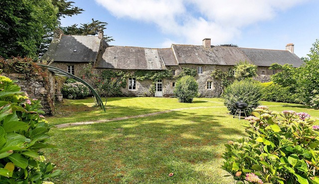 Holiday Home 'Le Vieux Manoir' with Private Garden and Wi-Fi