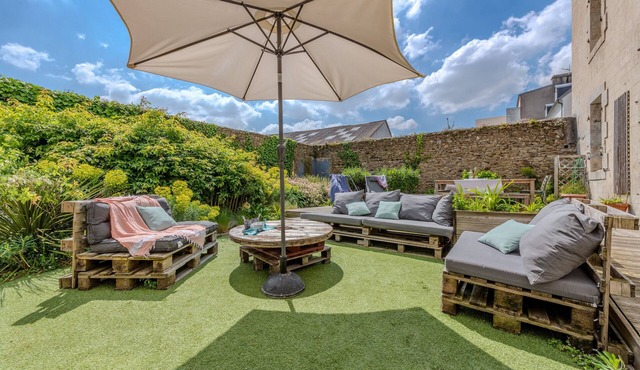 Holiday Home 'Maison 8 Pers Plein Centre Ville' with Private Terrace, Garden & Wi-Fi