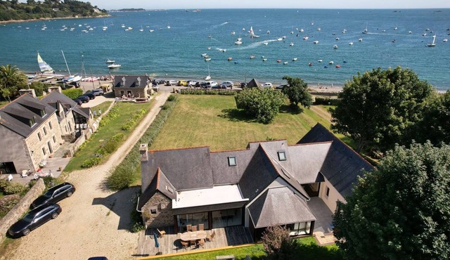Holiday Home 'Maison Chevoir Pieds Dans L'eau' with Sea View, Private Terrace and Wi-Fi