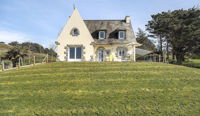 Holiday Home 'Maison Sacatère Sea View' with Shared Terrace, Sea View & Wi-Fi