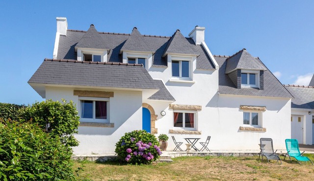 Holiday Home 'Nicole Face Mer' with Sea View, Private Terrace and Wi-Fi