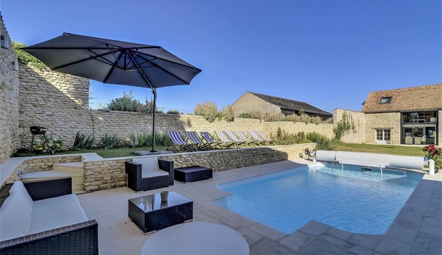Homerez - Villa with Pool and Garden in Amponville