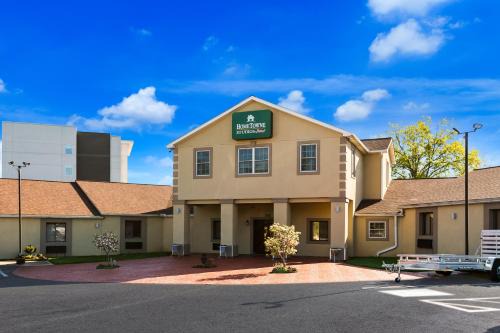 HomeTowne Studios by Red Roof Denver - Lancaster County in Denver