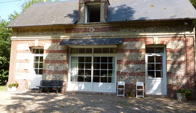 Honfleur, Cote de Grace, family self-catering 2 bed Gite fenced private garden