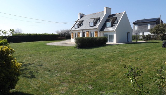 House for 10 people, enclosed garden, beach 150 m away, quiet location