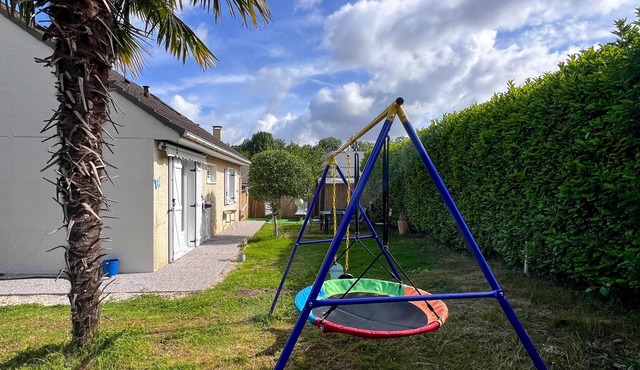 House 9 minutes from Disneyland by car and 20 minutes by bus.