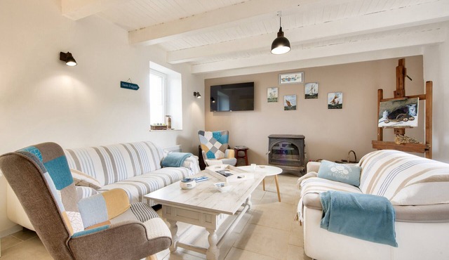 House for 8 with garden, terrace and games