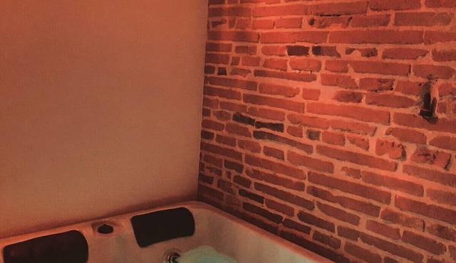 House/gîte for 2 people with private Jacuzzi inside, near Montauban