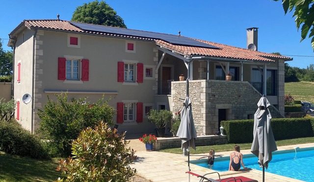 House, good services, pool, green setting, between Quercy and Rouergue