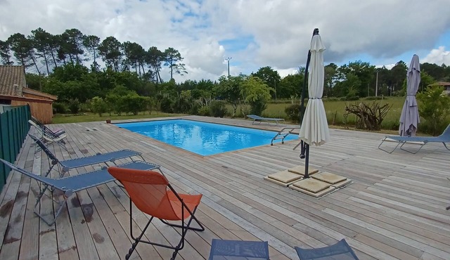 House in 1.5ha wooded fenced park, private swimming pool and tennis court, parking, quiet location.