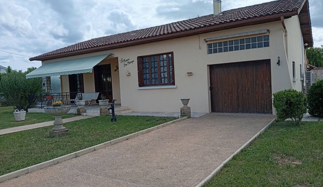 House located just an 8-minute walk—or "on foot"—from all amenities and the banks of the Lot River!