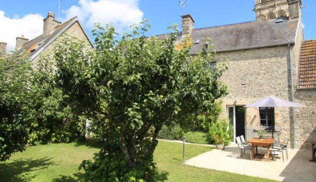 House located on the charming central square of the village of Sainte-Marie-du-Mont
