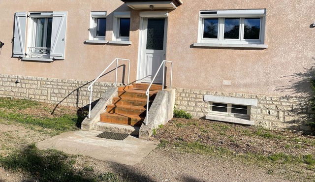 House near Chablis between Vézelay and Guédelon, with courtyard and garden, quiet.