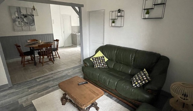House sleeps 5 in the heart of Toucy