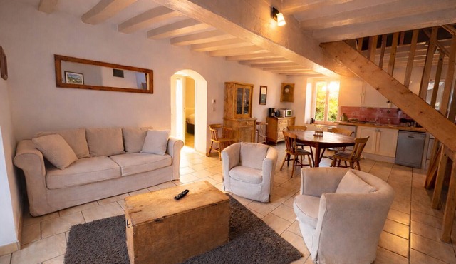 House surveying 3km from GUEDELON