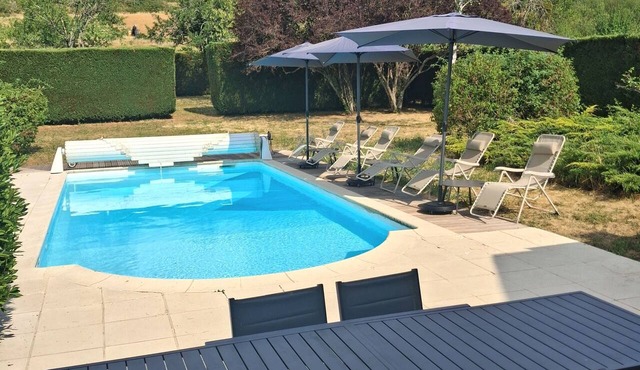 House with a pool; 4 bedrooms, including 2 with double beds