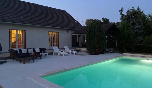 House with heated swimming pool 130 km from Paris