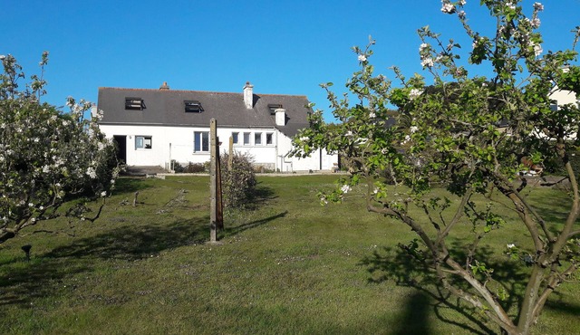 House with large garden ideally located 5 minutes walk from Trestel beach