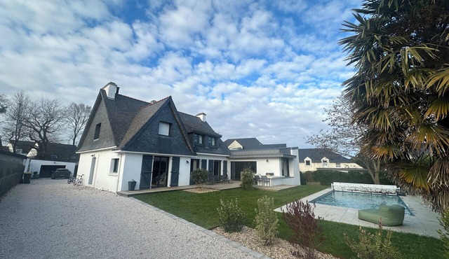 House with large garden and swimming pool, sleeps 8: 3 mins from the port of Vannes