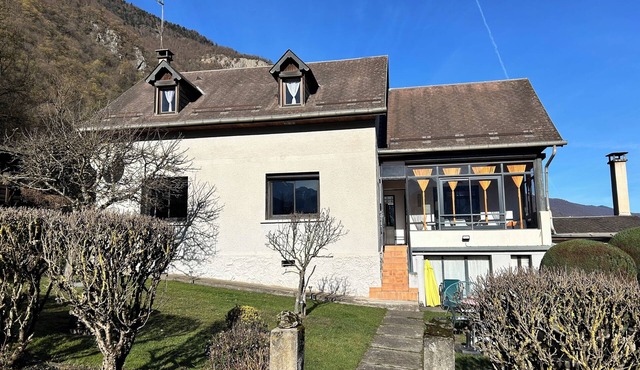 House with large, quiet garden and beautiful mountain views